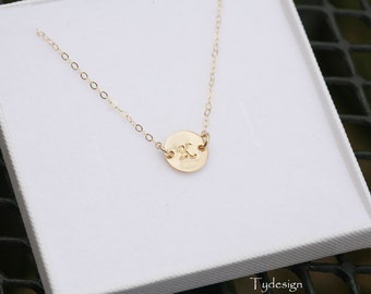 Schildersmonogram ketting, gepersonaliseerde, gouden eerste schijf Charm Necklace, kleine beginletter charme, Moederdag sieraden, dagelijkse sieraden