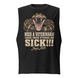 Peut inclure: Un débardeur noir avec une illustration de python enroulé, gueule ouverte montrant ses crocs. Le texte indique : I NEED A VETERINARIAN CAUSE THESE PYTHONS ARE SICK!!! Jawn Jitsu. Le motif utilise des lettres de couleur beige et blanche.