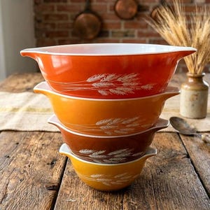 ヴィンテージ PYREX ガラス製 秋の収穫 小麦 シンデレラ 4ピース ネスト式ミキシングボウルセット 441-444、スタッキングボウル