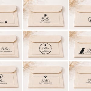 Peut inclure: Une collection de neuf dossiers de documents beiges avec fermetures à rabat, chacun présentant un texte imprimé en noir Bella's Puppy Documents accompagné de divers graphismes sur le thème des chiens, dont des empreintes de pattes et des silhouettes.