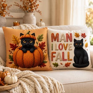 Peut inclure: Deux coussins carrés décorés de chats noirs et de motifs automnaux. Un coussin orange montre un chat noir dans une citrouille tricotée. L'autre coussin crème présente un chat noir et le texte MAN I LOVE FALL avec des feuilles d'automne colorées.