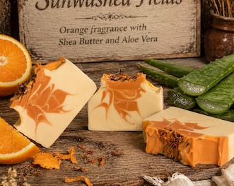 Jabón artesanal de manteca de karité: aroma cítrico de naranja y bergamota, aloe vera, flores de caléndula.