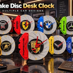 Può includere: Una collezione di orologi da scrivania progettati per assomigliare a dischi freno automobilistici con pinze colorate. Ogni orologio presenta un logo centrale di vari marchi automobilistici tra cui Nissan, Ferrari, BMW, Mercedes, Lamborghini, Porsche, Corvette e Ford.