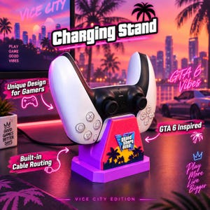 Puede incluir: Un mando de juego blanco y negro sobre una base de carga morada y rosa. La base presenta el logotipo de Grand Theft Auto, siluetas de palmeras y texto que incluye Charging Stand, Unique Design for Gamers y GTA 6 Vibes.