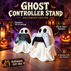 Puede incluir: Dos soportes para mando con forma de fantasma blanco, uno sostiene un mando de Xbox negro y el otro un mando de PS5 blanco. El texto dice Ghost Controller Stand Halloween Edition, Flawless 3D Printing, PS5 & Xbox Options, A Spooky Gift for Gamers y Halloween Gift Idea. Mandos no incluidos.