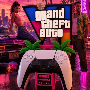 Puede incluir: Un soporte para mando de videojuegos en blanco y negro con el logotipo de Grand Theft Auto V, dos palmeras verdes y un letrero rectangular rosa con el texto WANTED GAMERTAG y cinco estrellas amarillas, sobre un fondo de ciudad de neón.