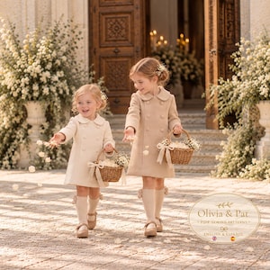 Puede incluir: Dos niños con abrigos beige de doble botonadura con cuellos redondeados, calcetines altos a juego y zapatos tipo Mary Jane. Cada niño lleva una pequeña cesta de mimbre tejida llena de pétalos de flores. Texto: Olivia & Pat PDF SEWING PATTERNS.
