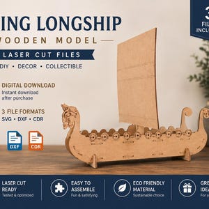 Könnte beinhalten: Ein lasergeschnittenes Holzmodell eines Wikingerschiffs mit einem hohen rechteckigen Segel und einem verzierten Bug. Der Text lautet VIKING LONGSHIP WOODEN MODEL LASER CUT FILES, DIGITAL DOWNLOAD, 3 FILE FORMATS SVG DXF CDR, 3 FILES INCLUDED.