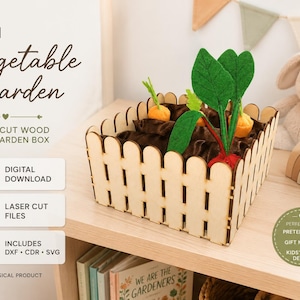 Puede incluir: Una caja de jardín cuadrada de madera cortada con láser con diseño de valla, que contiene tierra de tela marrón y juguetes de verduras de fieltro con hojas verdes. El texto dice: MINI Vegetable Garden, LASER CUT WOOD PLAY GARDEN BOX, DIGITAL DOWNLOAD, LASER CUT FILES, INCLUDES DXF CDR SVG, NO PHYSICAL PRODUCT.