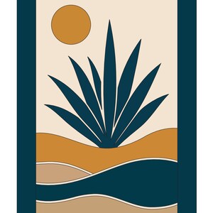 Op de afbeelding: Een rechthoekige wandkunstprint met een donkerblauwe agaveplant gecentreerd tegen een beige achtergrond. Een effen mosterdgele cirkel stelt de zon linksboven voor. De voorgrond bestaat uit golvende lagen in mosterdgeel en beige.