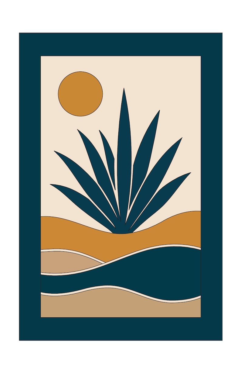 Op de afbeelding: Een rechthoekige wandkunstprint met een donkerblauwe agaveplant gecentreerd tegen een beige achtergrond. Een effen mosterdgele cirkel stelt de zon linksboven voor. De voorgrond bestaat uit golvende lagen in mosterdgeel en beige.