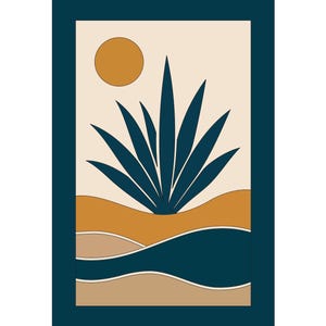 Op de afbeelding: Een rechthoekige wandkunstprint met een donkerblauwe agaveplant in het midden tegen een lichtbeige achtergrond. Een effen mosterdgele cirkel stelt de zon voor, terwijl golvende horizontale banden in mosterdgeel en bruin het landschap vormen.