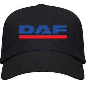 Puede incluir: Una gorra de béisbol negra con el texto DAF en letras mayúsculas azules en negrita centradas en el panel frontal. Debajo del texto azul hay una franja horizontal roja sólida que abarca el ancho de las letras, creando un diseño limpio y sencillo.