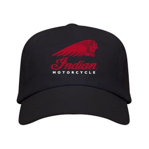 Puede incluir: Una gorra de béisbol negra con un gráfico rojo de un perfil de tocado nativo americano sobre el texto rojo Indian en cursiva y el texto blanco MOTORCYCLE en letras de bloque centrado en el panel frontal de la corona estructurada.