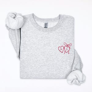 Moletom personalizado com laço bordado, blusa de gola redonda com inicial personalizada, presente para noiva, coração para casais, presente de Dia dos Namorados, presente para melhor amiga