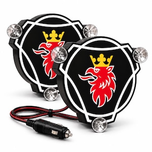 Puede incluir: Dos letreros luminosos negros en forma de escudo con una cabeza de grifo roja y una corona amarilla. Cada letrero tiene tres ventosas transparentes en los bordes. Se incluye un cable de alimentación negro con un conector de encendedor.