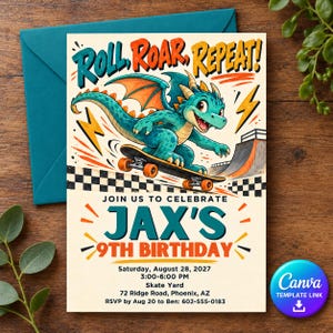 Può includere: Un invito di compleanno con un drago verde acqua su uno skateboard con il testo ROLL, ROAR, REPEAT! e JOIN US TO CELEBRATE JAX'S 9TH BIRTHDAY, inclusi data, ora, luogo e dettagli RSVP su uno sfondo color crema con accenti arancioni.