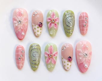 Faux ongles roses 3D à fleurs, ongles courts en amande, faux ongles coccinelle, ongles en gel Fairycore, ongles kawaii faits main, ongles printemps-été