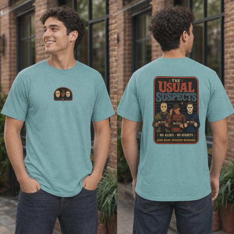 Puede incluir: Una camiseta azul claro con un peque&ntilde;o gr&aacute;fico en el pecho y un gr&aacute;fico grande en la espalda. El dise&ntilde;o de la espalda muestra tres personajes de pel&iacute;culas de terror con el texto THE USUAL SUSPECTS, NO ALIBIS, NO REGRETS, SAME NIGHT, DIFFERENT NIGHTMARE.