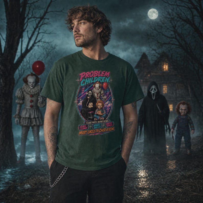 Puede incluir: Una camiseta verde oscuro con un estampado gr&aacute;fico que incluye el texto "PROBLEM CHILDREN" y "MOST LIKELY TO CAUSE A SCENE". El dise&ntilde;o presenta ilustraciones de personajes de pel&iacute;culas de terror, incluyendo un payaso, una figura enmascarada y un mu&ntilde;eco.