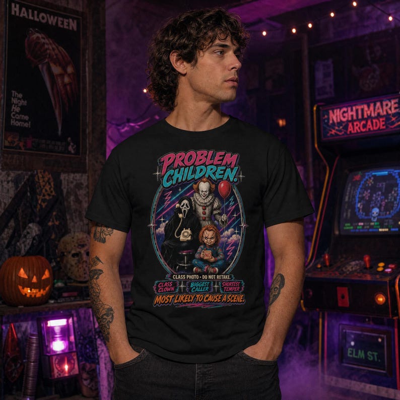 Puede incluir: Una camiseta negra con un estampado gr&aacute;fico de tres personajes de pel&iacute;culas de terror, el texto "PROBLEM CHILDREN" en la parte superior y "CLASS PHOTO - DO NOT RETAKE" debajo. El texto inferior dice "CLASS CLOWN", "BIGGEST CALLER", "SHORTEST TEMPER" y "MOST LIKELY TO CAUSE A SCENE."