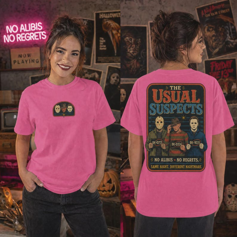 Puede incluir: Una camiseta rosa brillante con un peque&ntilde;o gr&aacute;fico en la parte delantera y un gr&aacute;fico grande en la parte trasera. El dise&ntilde;o posterior muestra a tres personajes de pel&iacute;culas de terror con carteles policiales y el texto THE USUAL SUSPECTS, NO ALIBIS, NO REGRETS.
