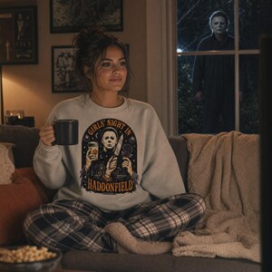 Tjejkväll i Haddonfield Michael Myers skräcktröja eller sweatshirt Classic Unisex Crewneck Sweatshirt | Gildan® 18000 - Sand