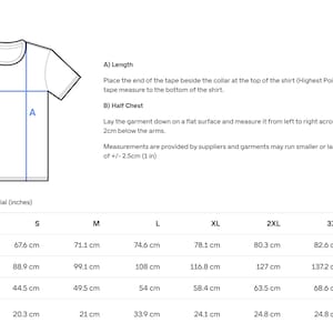 Puede incluir: Una gu&iacute;a de tallas para camiseta que muestra un dibujo lineal de una camiseta con las etiquetas A y B. El texto incluye instrucciones para medir el largo y medio pecho, adem&aacute;s de una tabla con las tallas de la S a la 4XL en cent&iacute;metros.