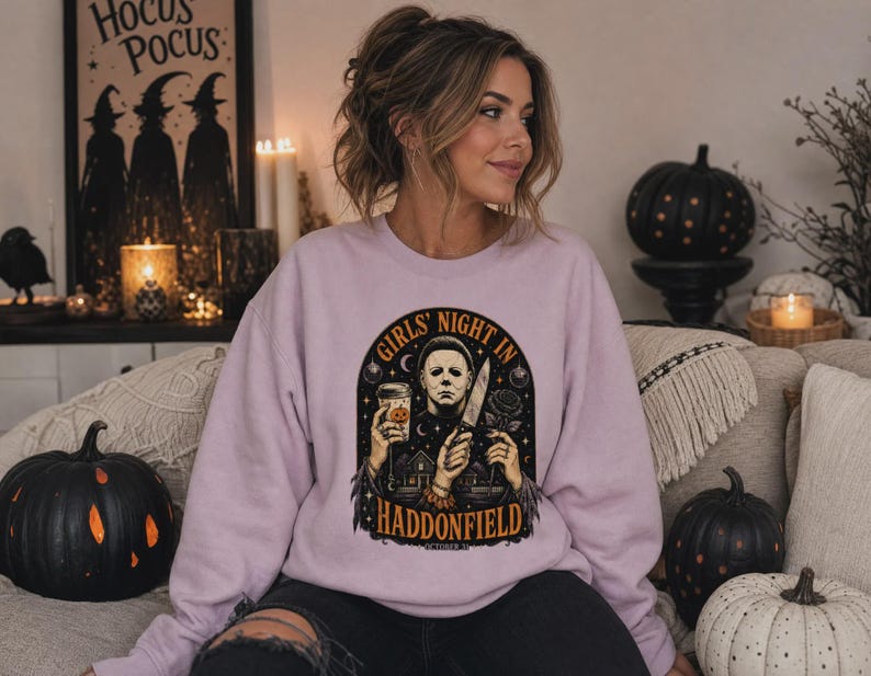 Tjejkväll i Haddonfield Michael Myers skräcktröja eller sweatshirt Classic Unisex Crewneck Sweatshirt | Gildan® 18000 - Light Pink