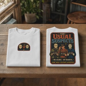 Puede incluir: Dos camisetas blancas con gr&aacute;ficos de personajes de pel&iacute;culas de terror. La camiseta de la izquierda tiene un peque&ntilde;o logotipo en el pecho, mientras que la de la derecha muestra un gran dise&ntilde;o de "The Usual Suspects" con tres figuras sosteniendo carteles.