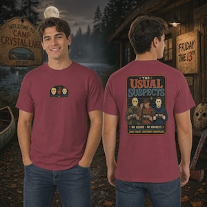 Puede incluir: Una camiseta de manga corta color granate con un peque&ntilde;o gr&aacute;fico en el pecho y un dise&ntilde;o grande en la espalda. El estampado trasero muestra tres personajes de terror con el texto "THE USUAL SUSPECTS", "NO ALIBIS", "NO REGRETS" y "SAME NIGHT, DIFFERENT NIGHTMARE".