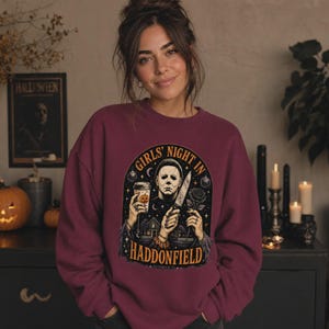 Tjejkväll i Haddonfield Michael Myers skräcktröja eller sweatshirt Classic Unisex Crewneck Sweatshirt | Gildan® 18000 - Maroon