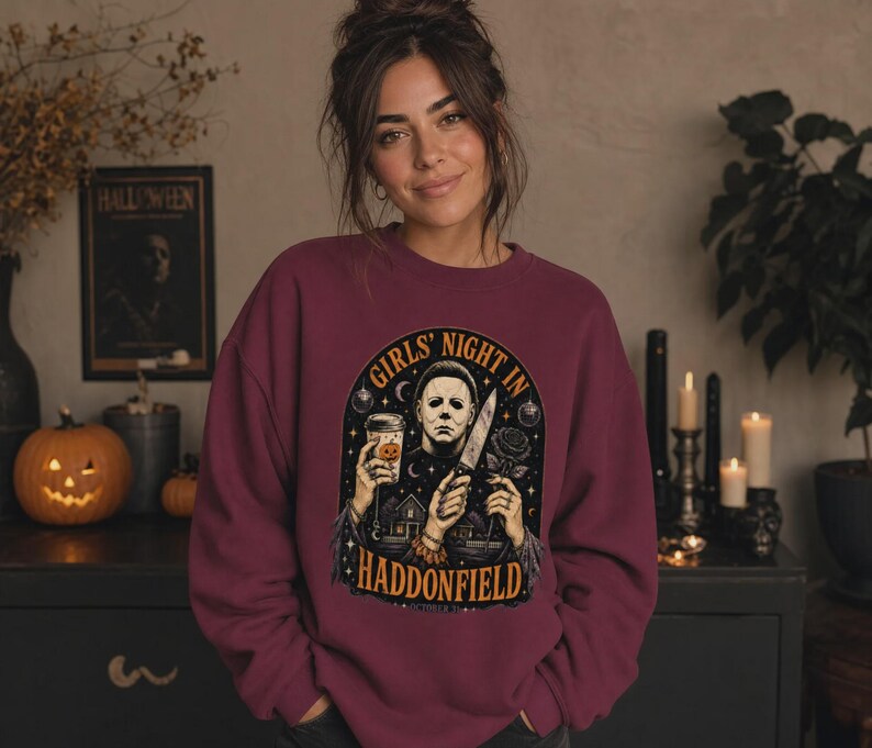 Tjejkväll i Haddonfield Michael Myers skräcktröja eller sweatshirt Classic Unisex Crewneck Sweatshirt | Gildan® 18000 - Maroon