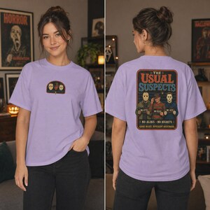 Puede incluir: Una camiseta de color morado claro con un peque&ntilde;o gr&aacute;fico en el pecho y un gr&aacute;fico grande en la espalda. El dise&ntilde;o de la espalda muestra tres personajes de pel&iacute;culas de terror con el texto THE USUAL SUSPECTS, NO ALIBIS NO REGRETS, SAME NIGHT DIFFERENT NIGHTMARE.