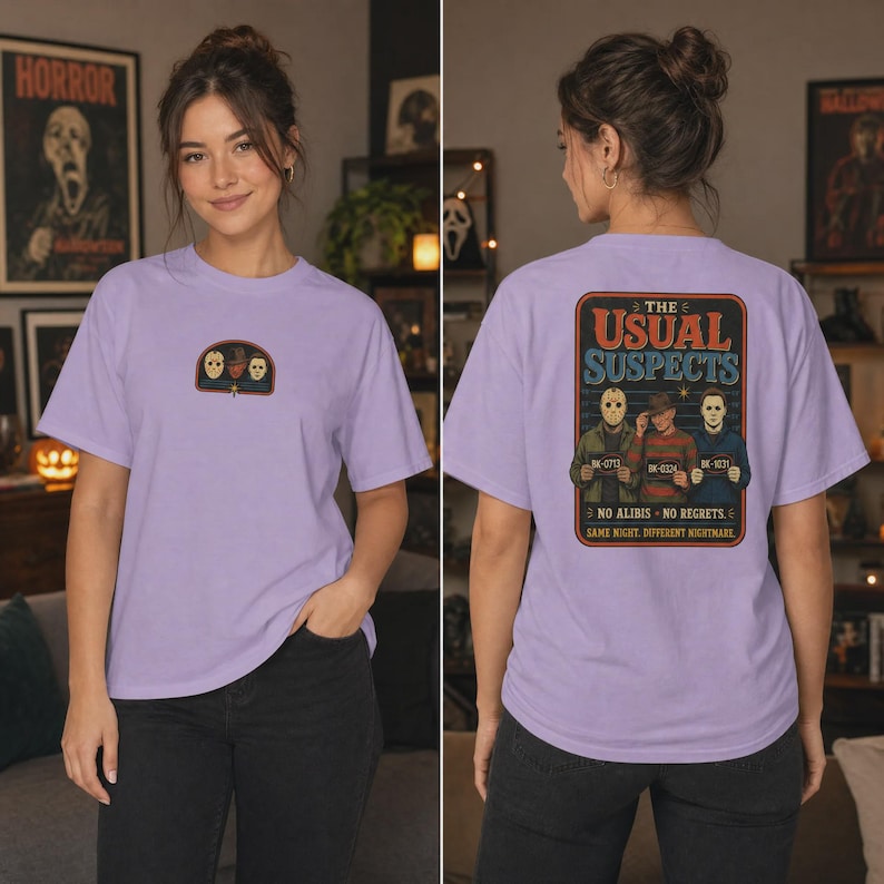 Puede incluir: Una camiseta de color morado claro con un peque&ntilde;o gr&aacute;fico en el pecho y un gr&aacute;fico grande en la espalda. El dise&ntilde;o de la espalda muestra tres personajes de pel&iacute;culas de terror con el texto THE USUAL SUSPECTS, NO ALIBIS NO REGRETS, SAME NIGHT DIFFERENT NIGHTMARE.