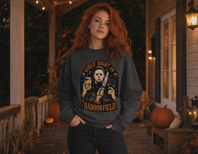 Tjejkväll i Haddonfield Michael Myers skräcktröja eller sweatshirt Classic Unisex Crewneck Sweatshirt | Gildan® 18000 - Dark Heather