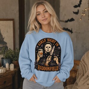 Tjejkväll i Haddonfield Michael Myers skräcktröja eller sweatshirt Classic Unisex Crewneck Sweatshirt | Gildan® 18000 - Light Blue