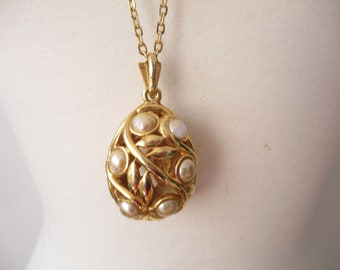 Vintage  Large Oval Gold Pearl Pendant Necklace , Glam Pendant Retro Jewelry 1990s