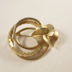 Vintage Wreath Brooch - Vintage Round Floral Gold Tone Pin l, Timeless Fashion Jewellery 1970s