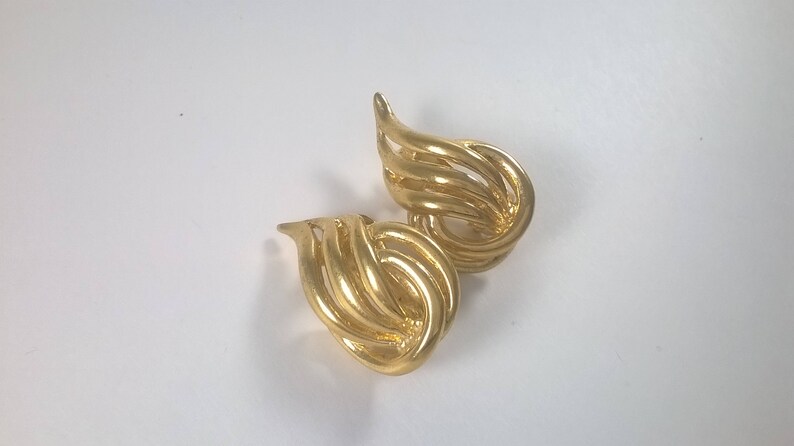 Clip On Gold Chunky Curl Summer Fashion 1960s Vendome Earrings