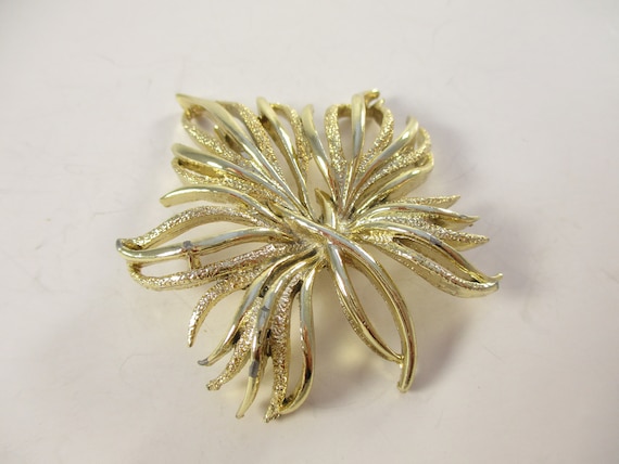 Broche Vintage En Métal Doré - Motif Feuille - Bijou Rétro