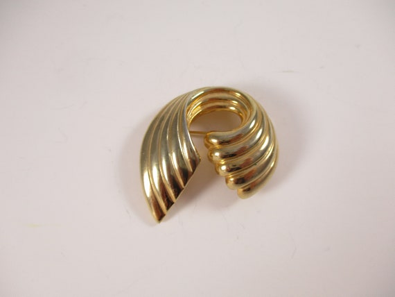Gold Curl Brooch, Minimalist Vintage Fashion Jewel