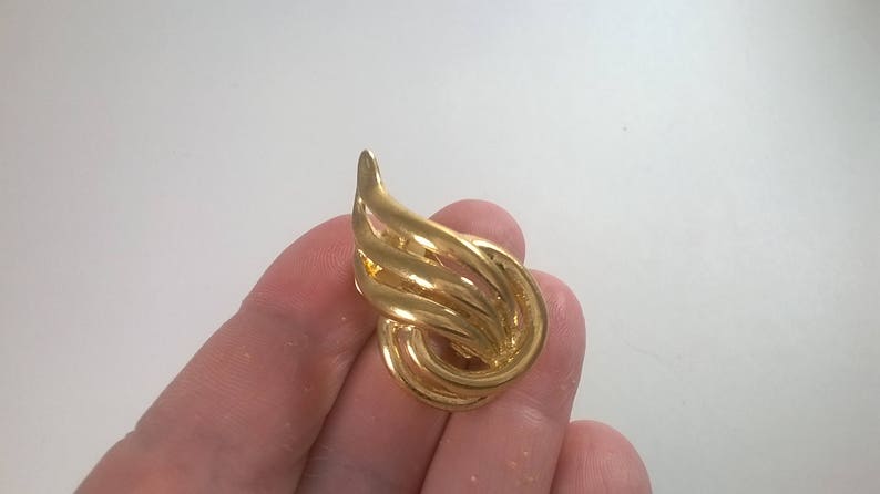 Clip On Gold Chunky Curl Summer Fashion 1960s Vendome Earrings
