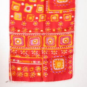 Foulard En Soie Vintage LA DEAR - Dimensions 66 X 68 Cm - Couleurs Bordeaux Et Rouge