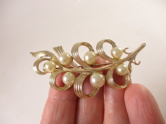 Leaf Pearl Brooch , Vintage Gold Tone Curl Leaves… - image 3