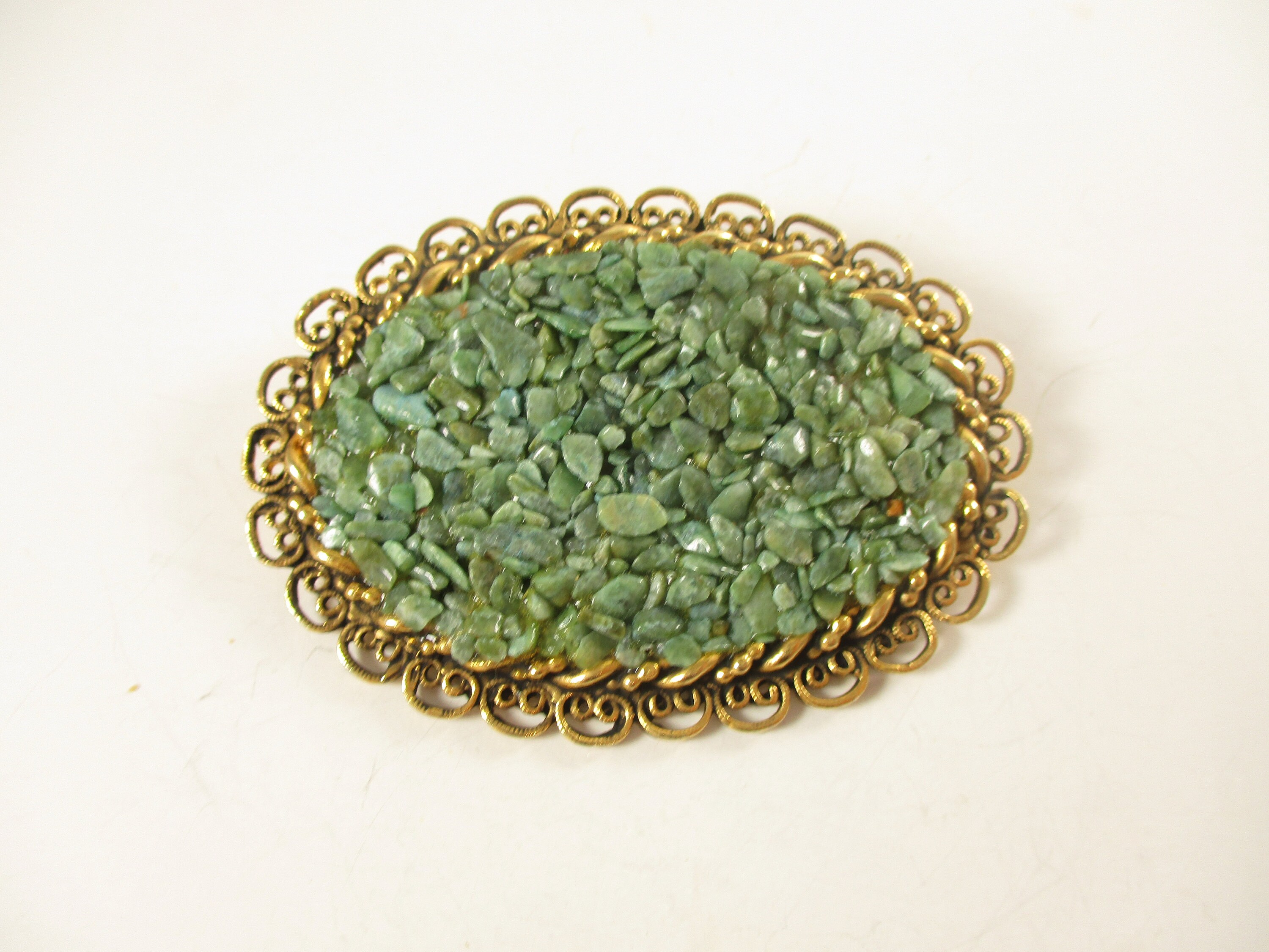 ヴィンテージ希少ネフライト 緑色の葉と実のブローチ 18k ヴィンテージ希少ネフライト 緑色の葉と実のブローチ 18k