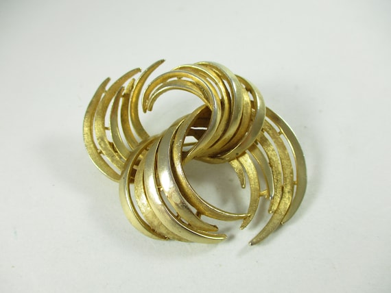 CORO Gold Curl Loop Brooch, Signed, Large Statemen