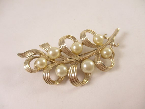 Leaf Pearl Brooch , Vintage Gold Tone Curl Leaves… - image 2