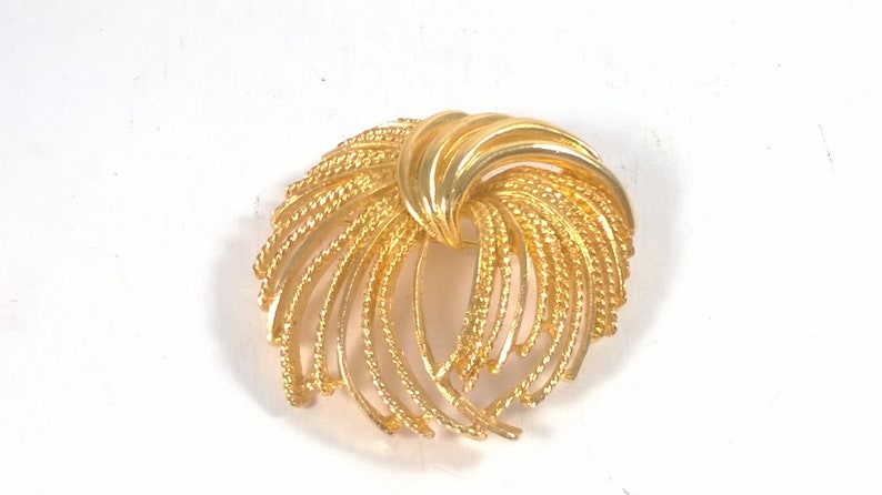 Large Gold Brooch Pin Vintage Round Feathered Jewelry Brooch 1980s
