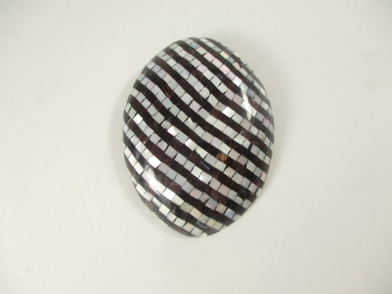 Vintage Striped Shell Oval Brooch Statement Fashion Jewellery Brooch 1980s Black and Pearl White Pin